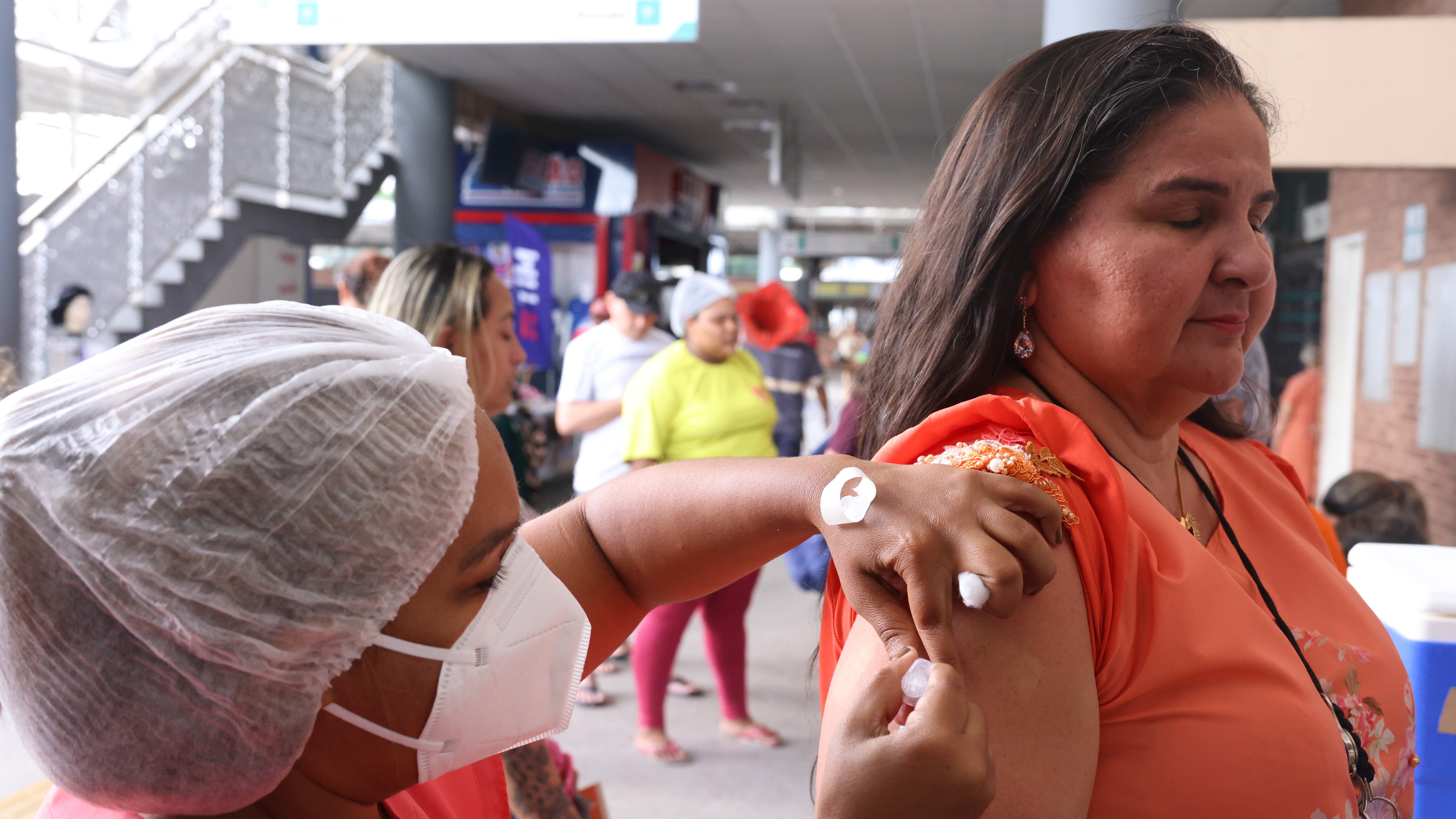 mulher sendo vacinada no terminal de messejana